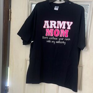 NWOT Black 'Army Mom' Graphic T-Shirt